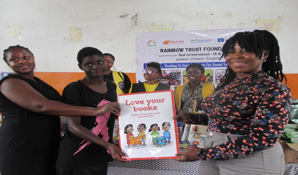 Rainbow Trust Foundation Donates Books to Echoing Hills