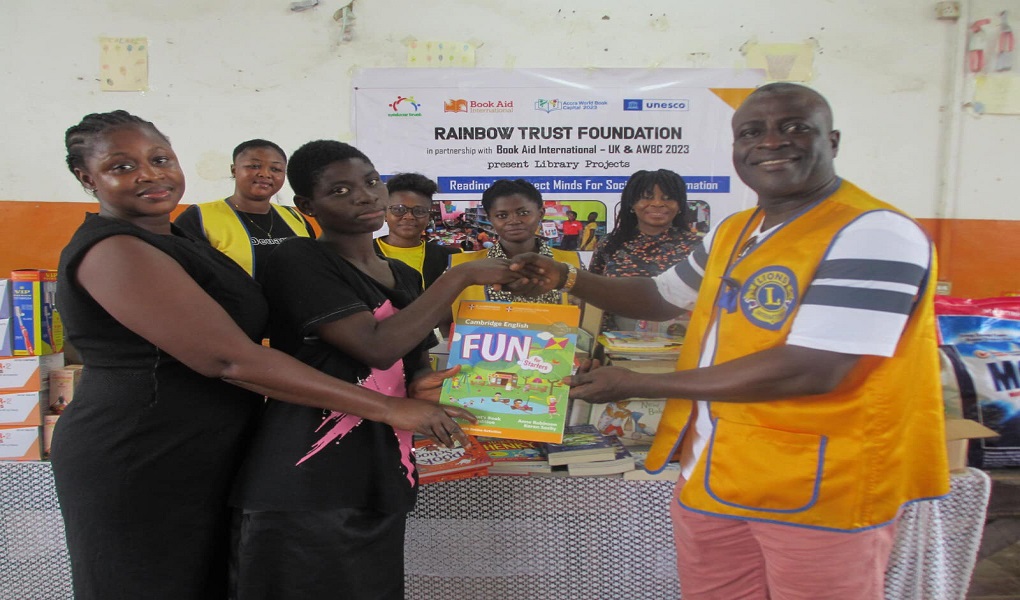 Rainbow Trust Foundation Donates Books to Echoing Hills